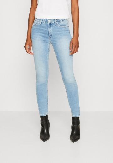 Узкие джинсы