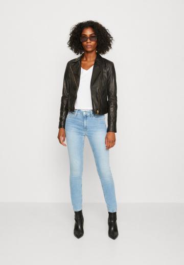 Узкие джинсы