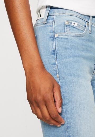 Узкие джинсы