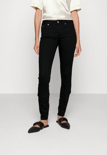 Узкие джинсы