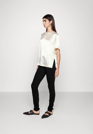 Узкие джинсы