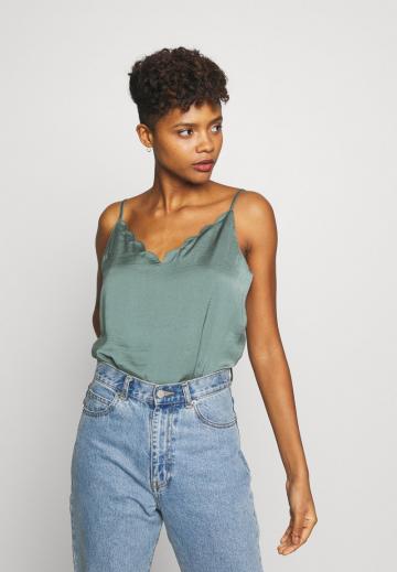 Топ на бретельках