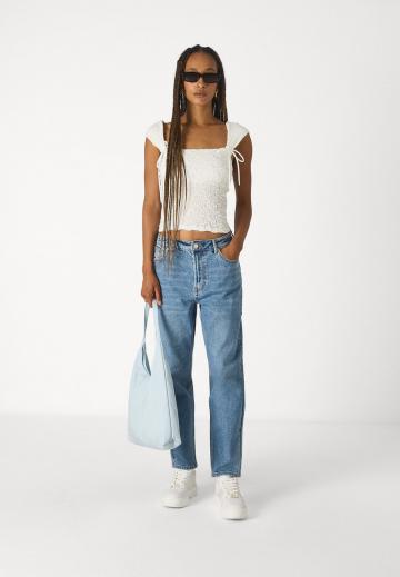 Прямые джинсы