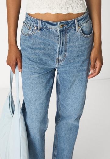 Прямые джинсы