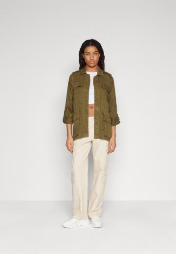 Куртка с накладнымит карманами