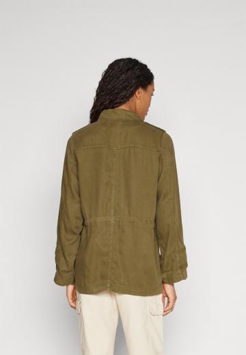 Куртка с накладнымит карманами