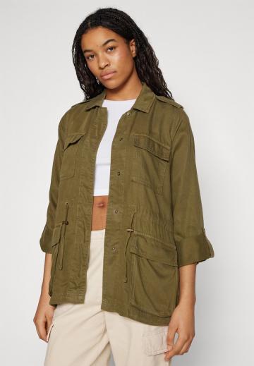 Куртка с накладнымит карманами