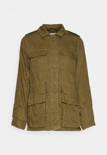 Куртка с накладнымит карманами