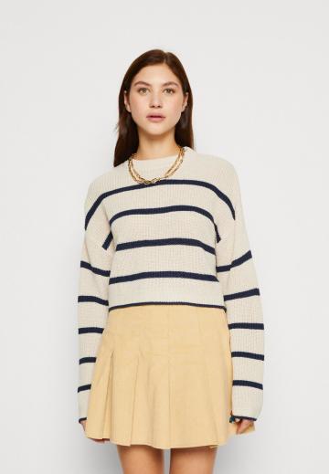 Пуловер в полоску