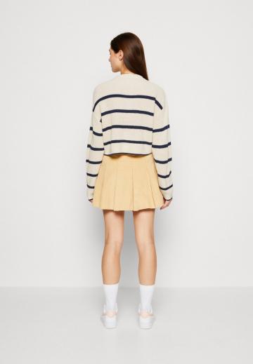 Пуловер в полоску
