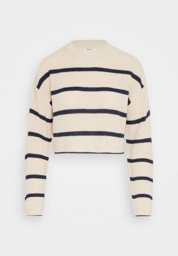 Пуловер в полоску