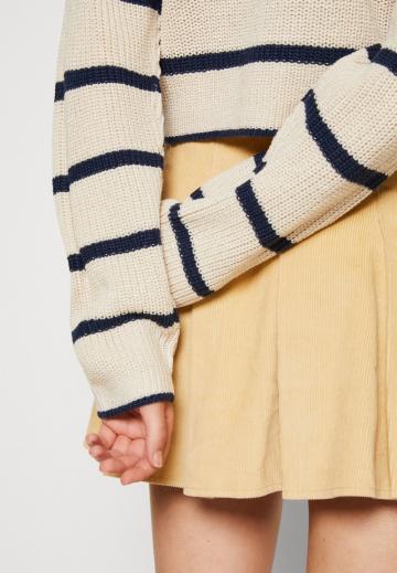 Пуловер в полоску