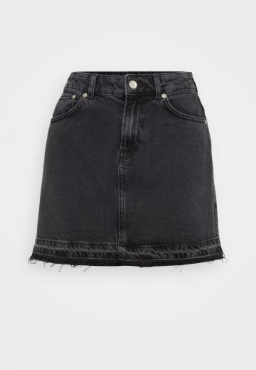 Юбка с накладными карманами