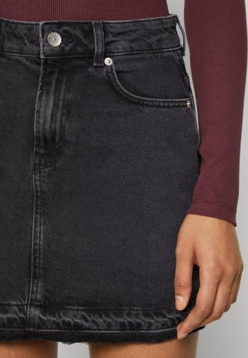 Юбка с накладными карманами