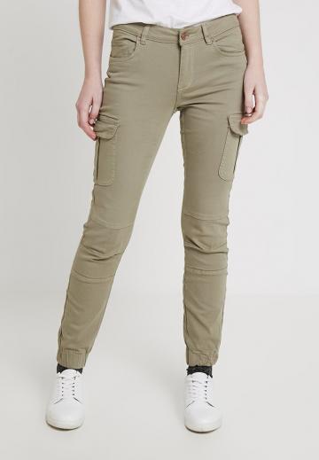 Брюки с накладными карманами