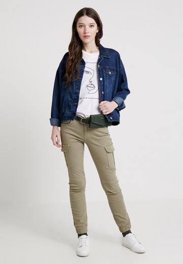 Брюки с накладными карманами