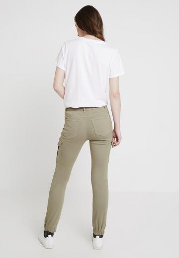 Брюки с накладными карманами