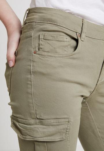 Брюки с накладными карманами