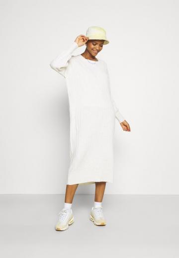 Вязаное платье