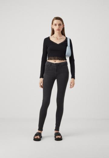 Узкие джинсы