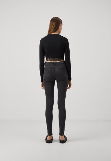 Узкие джинсы