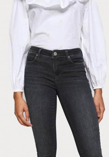 Короткие джинсы