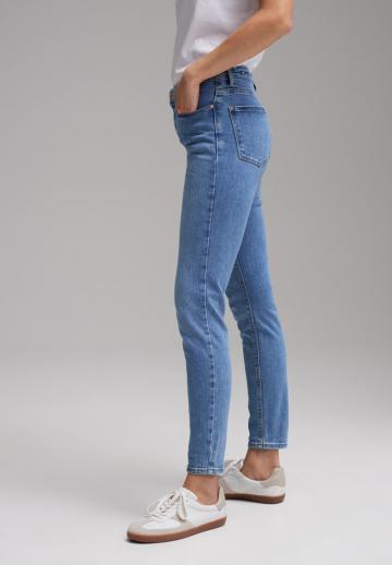 Узкие джинсы