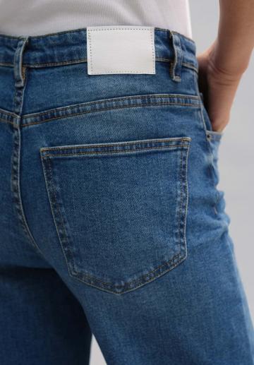 Прямые джинсы