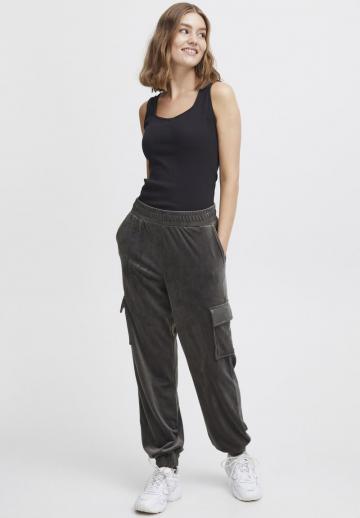 Брюки с накладными карманами