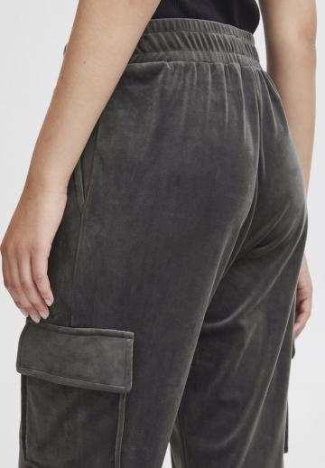 Брюки с накладными карманами