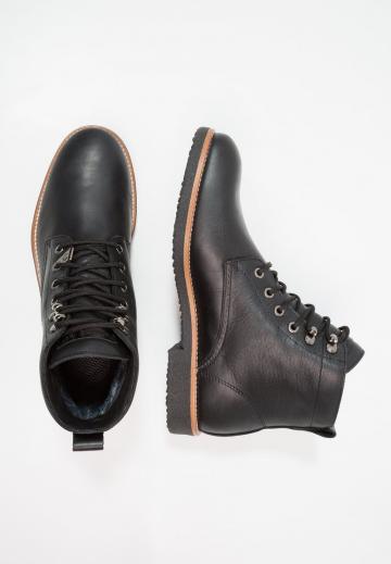 Ботинки на шнуровке