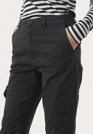 Брюки с накладными карманами
