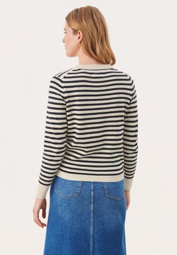 Пуловер в полоску
