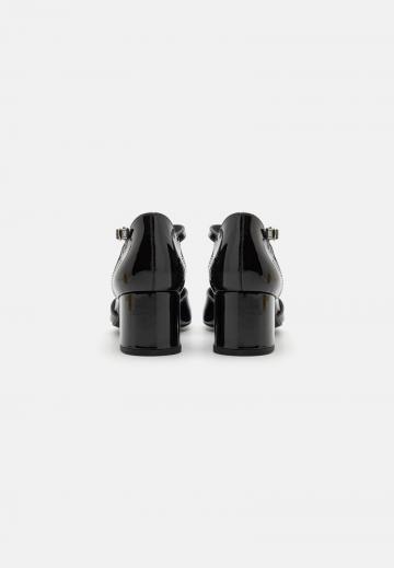 Туфли с высоким носом