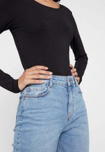 Короткие джинсы