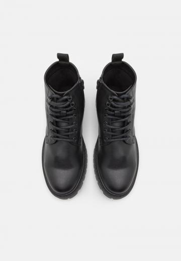 Ботинки на шнуровке