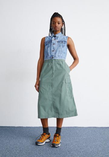 Юбка с накладными карманами