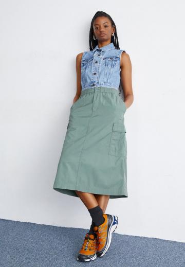 Юбка с накладными карманами