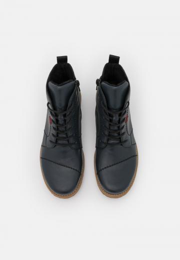 Ботинки на шнуровке