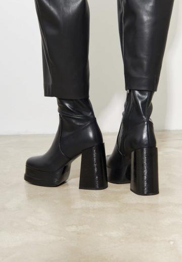 Полусапожки на высоком каблуке