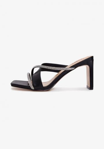 Босоножки на каблуке