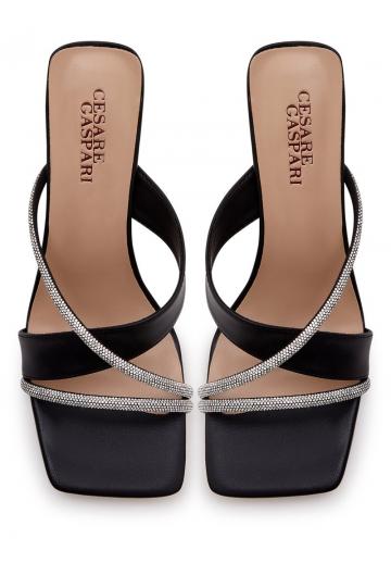 Босоножки на каблуке