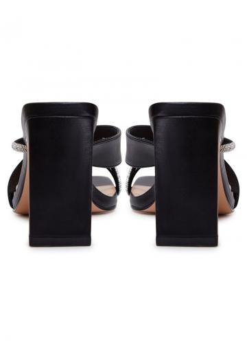 Босоножки на каблуке