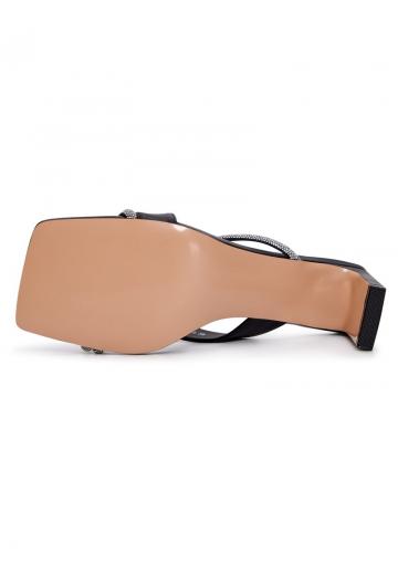 Босоножки на каблуке