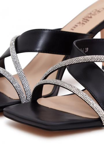 Босоножки на каблуке