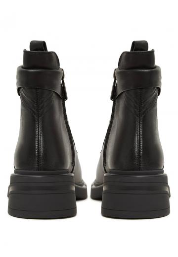 Ботинки на шнуровке