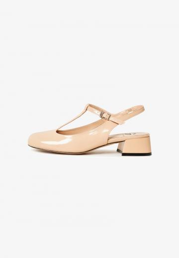 Туфли с высоким носом