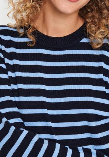 Пуловер в полоску