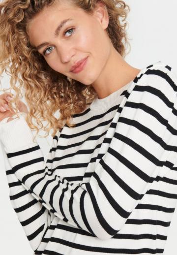 Пуловер в полоску