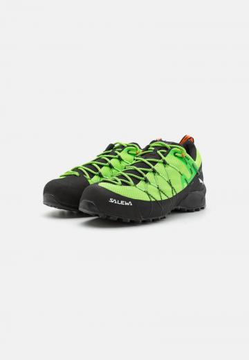 Походные кроссовки